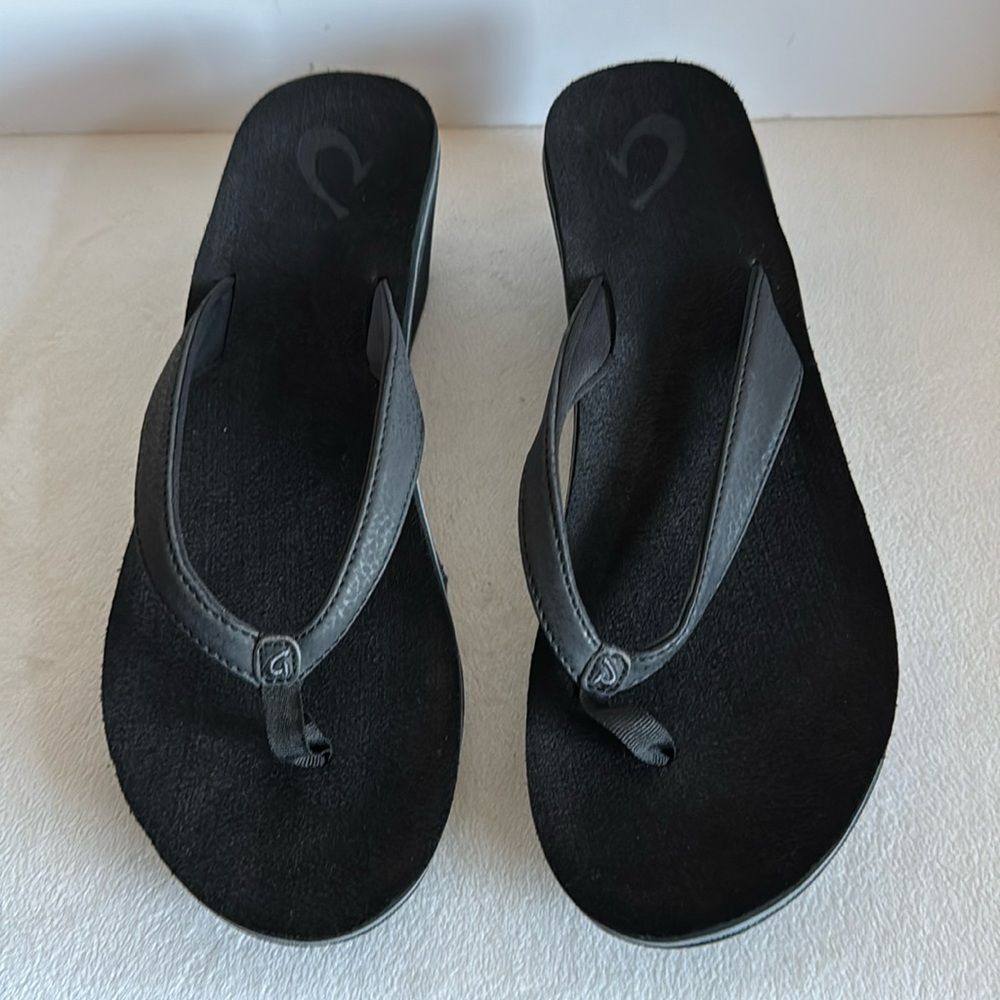 Olukai wedge flip flops- no wear and tear! Perfect Condition!